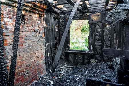 一座废弃建筑中被消防公寓烧毁的内部