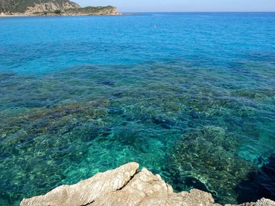 美丽的水晶般清澈海水和海滩在撒丁岛岛