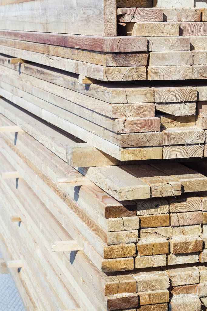 在一个建筑工地上的木板