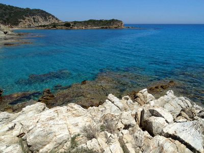 美丽的水晶般清澈海水和海滩在撒丁岛岛