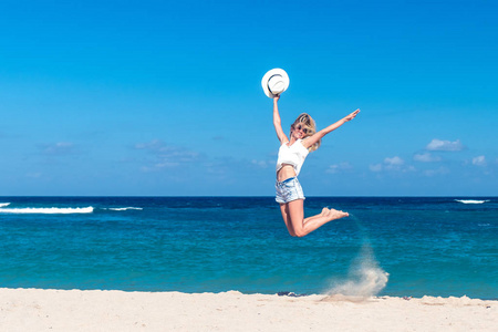 自由的概念.巴厘岛海滩的一个岛上的性感女人.