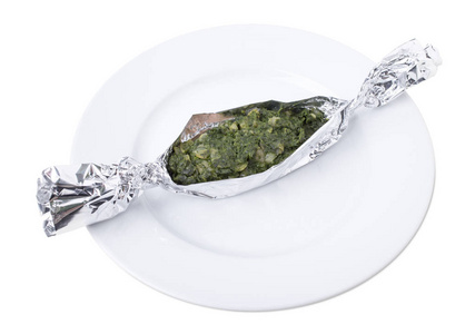 三文鱼在铝箔烤蔬菜