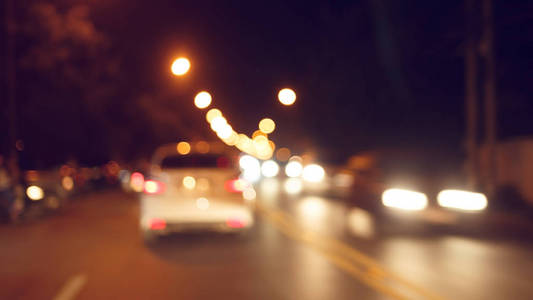 城市街道上的交通车辆的夜灯图片