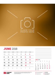 墙上日历计划模板为 2018 年。六月，七月。矢量设计打印模板与照片的地方。周从星期一开始