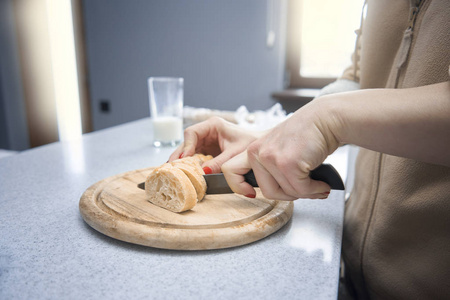 厨房里的女人削减面包