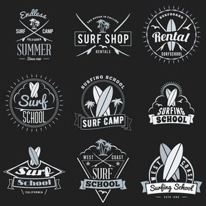 夏天的冲浪学校 冲浪板租赁和野营促销会徽设计组。排版的复古风格夏季广告横幅或标牌徽章。孤立对黑。矢量图