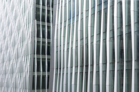 两个现代办公大楼外墙玻璃橱窗