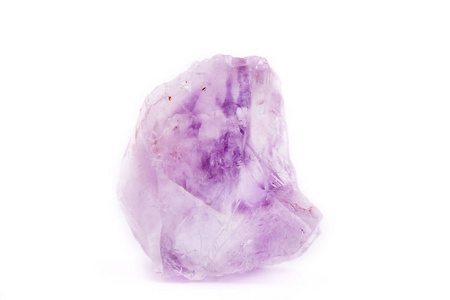 宏在白色背景上的紫水晶矿物石头