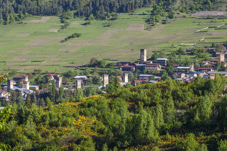 斯瓦涅季地区 G 高加索山脉的梅斯村庄的塔