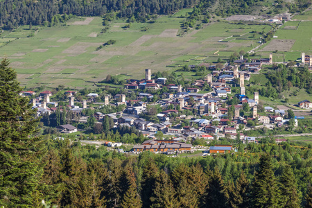 斯瓦涅季地区 G 高加索山脉的梅斯村庄的塔