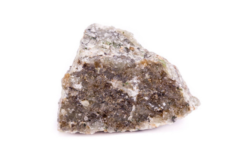 宏在白色背景上的橄榄石矿物石