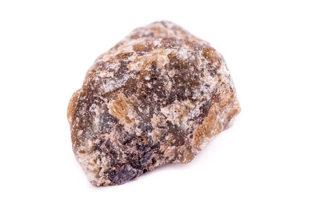 宏在白色背景上的橄榄石矿物石