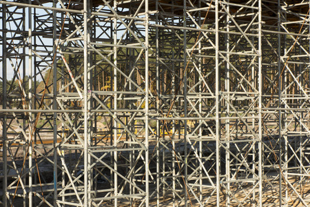 在天桥下建在公路的施工脚手架图片