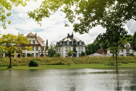 在被淹的莱茵河上看到的德国房屋