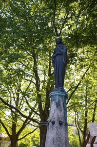 在公园中的圣母玛利亚雕像