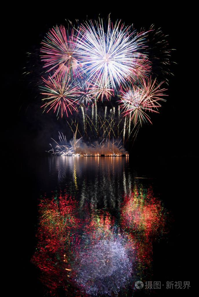 烟花美丽的五彩烟花水面与干净的黑色的背景上有趣的节日和竞赛的消防