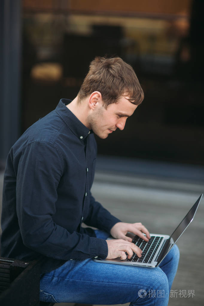 年轻的银行职员在午餐时间工作在笔记本电脑上