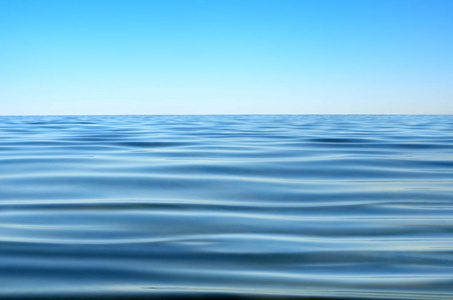 大海的波涛映衬在蓝天下的全景