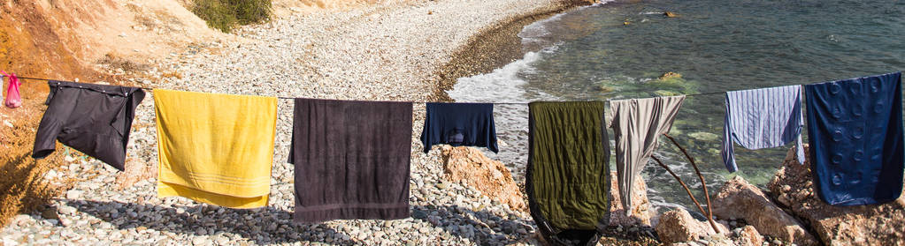 在太阳下干燥的水洗的衣服