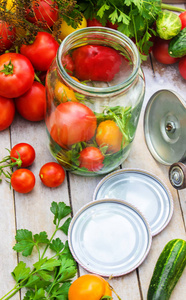 保鲜 腌制蔬菜的西红柿和黄瓜。选择性的焦点