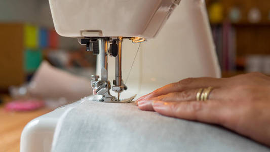 缝合织物的平缝机图片