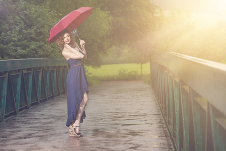 年轻漂亮的女性，在大自然的雨后