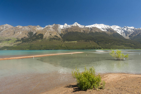 美丽湖瓦卡蒂普与崇山峻岭在格莱诺基