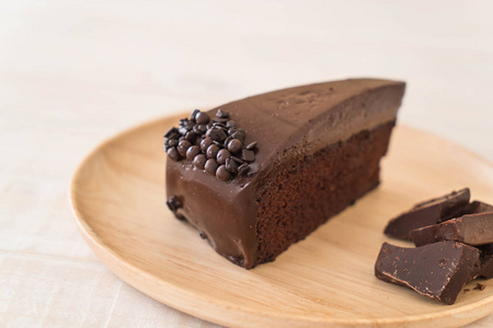在木头上的巧克力蛋糕
