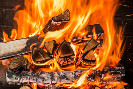 燃烧的木柴在壁炉里关闭在炉子里燃烧木材. 木柴在农村烤箱里燃烧.