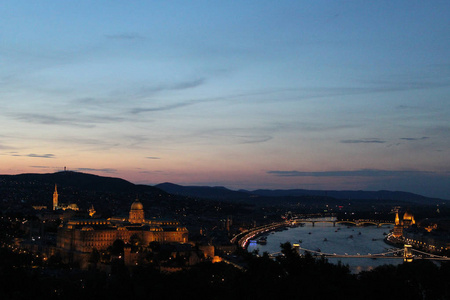 黄昏中布达佩斯的城市天际线美景