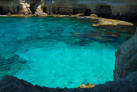 海洞穴附近阿依，地中海沿岸，塞浦路斯