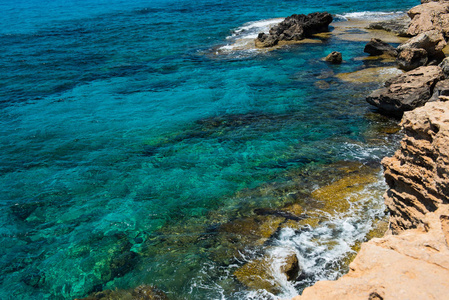 海洞穴附近阿依，地中海沿岸，塞浦路斯