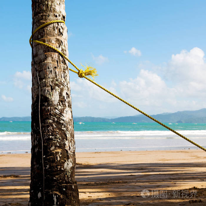 一根绳子从海洋近岸吊床