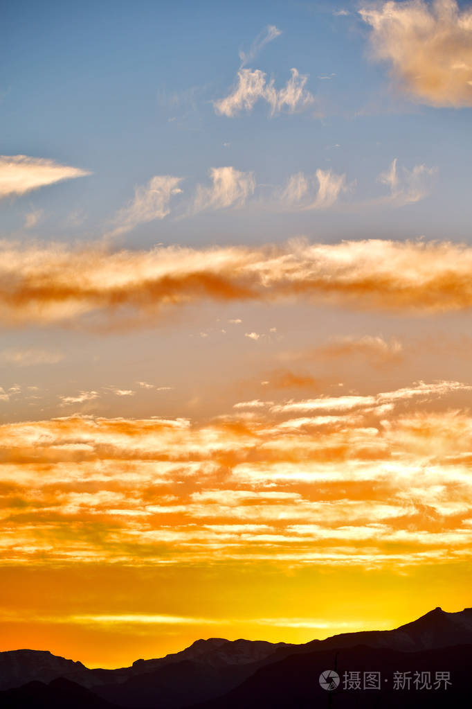 自然云光和空荡的天空