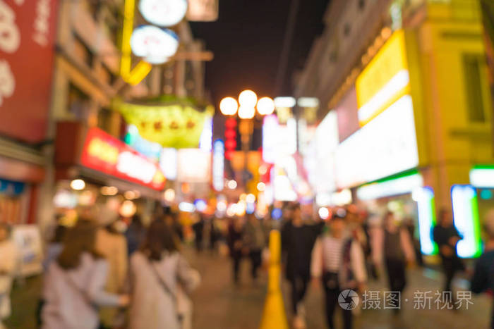 摘要模糊在大阪街市场拥挤的人群