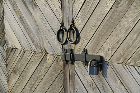 大门木门上的金属手柄和带锁的扣子