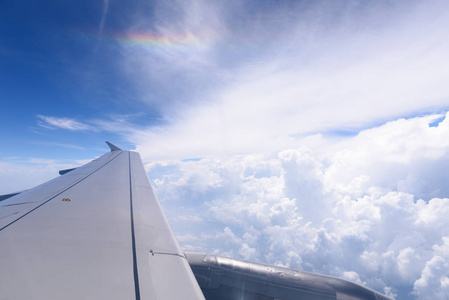 从喷气飞机蓝天和大白云的翅膀鸟图 b