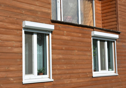 木制房屋外立面外立面上的卷帘门保护