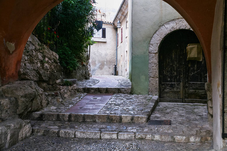 在中世纪小镇埃泽的街道上的门户