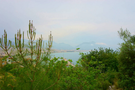 阿拉尼亚城市在前台的海景