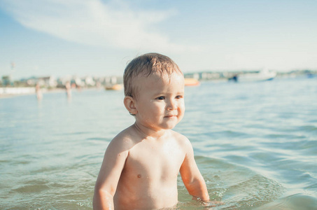 海中的男孩小男孩在海中游泳照片