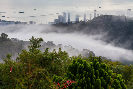 乔治城城市景观 山和雾海景为背景的