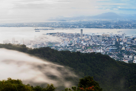 乔治城城市景观 山和雾海景为背景的