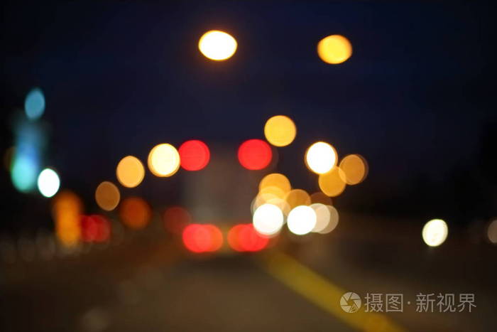 城市街道上的卡车夜光, 抽象模糊的 bokeh