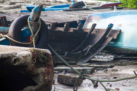 残破的被摒弃的渔船