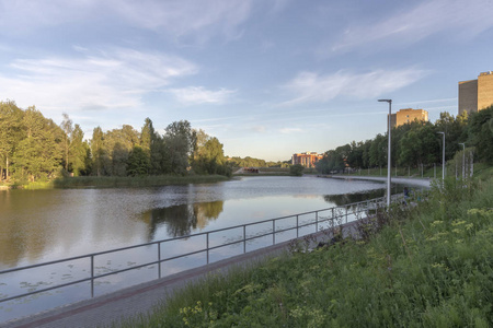 在公园里可以看到河流和摩天大楼。里加, 拉脱维亚