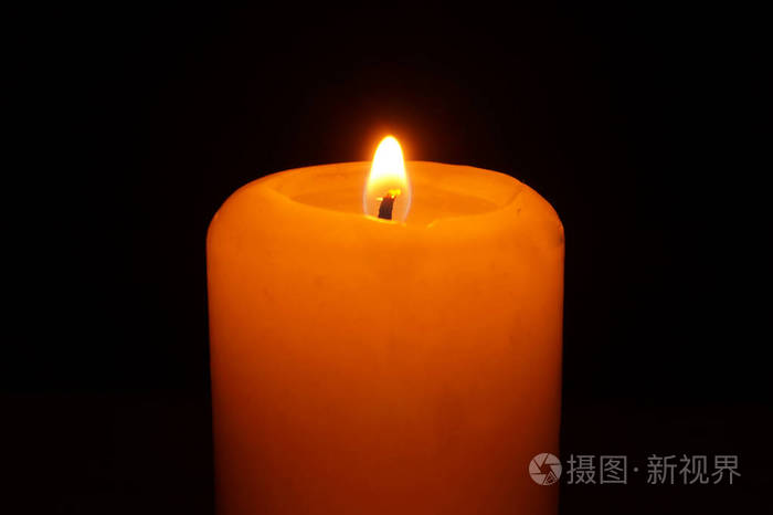 燃烧的蜡烛的小火焰