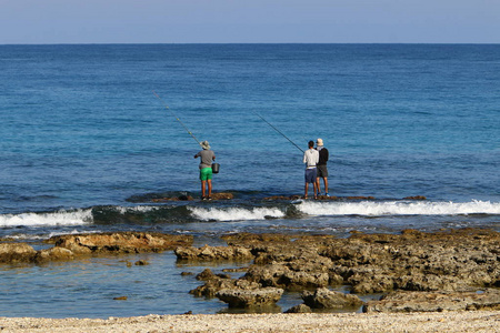 渔民在海滩上