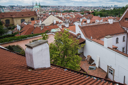 多彩的橙色屋顶鸟瞰的老房子在欧洲布拉格市
