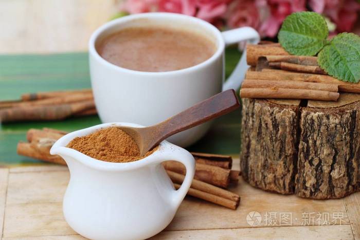 肉桂粉和棍棒咖啡杯